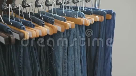 商店或衣柜的衣架上挂着不同的牛仔长裤视频的预览图