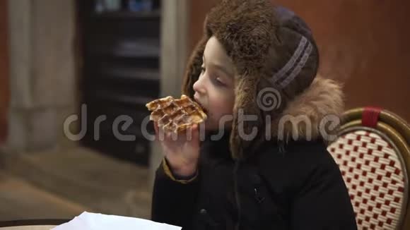 在街上吃比利时华夫饼和巧克力视频的预览图