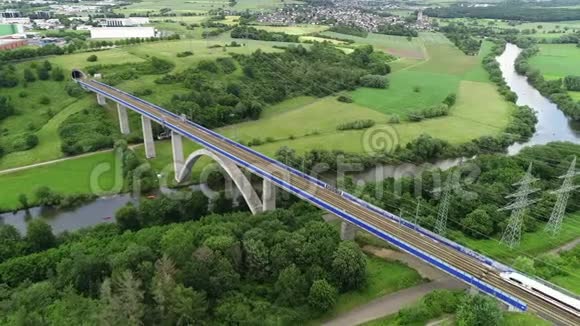 德国拉恩谷铁路桥的鸟瞰图视频的预览图