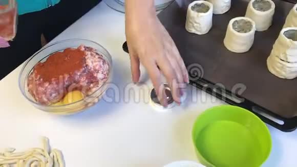 女人把香料加入一个容器里加入肉末和鸡蛋然后混合里面的东西视频的预览图