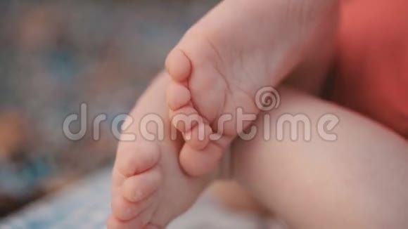 新生婴儿的脚视频的预览图