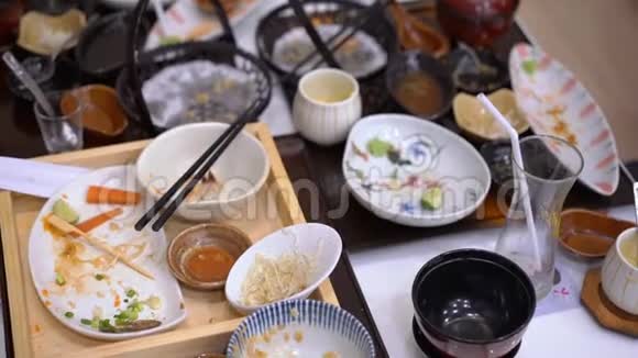 一家日本餐馆饭后空盘子和杯子零食物废物概念视频的预览图