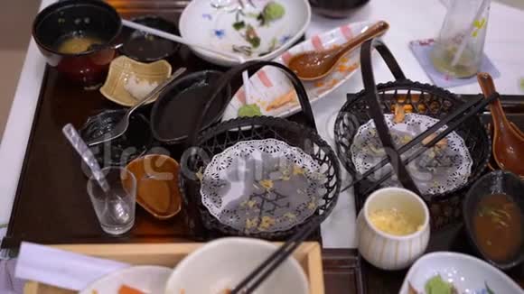 一家日本餐馆饭后空盘子和杯子零食物废物概念视频的预览图