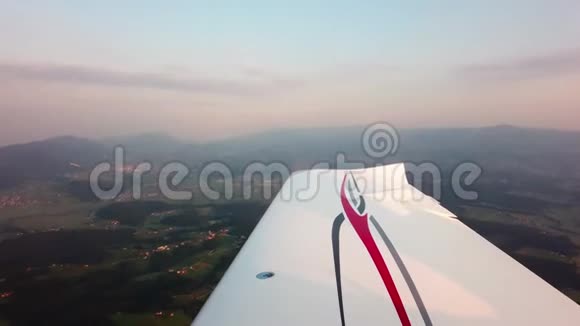 从小型飞机越野飞行中观看飞行员视频的预览图