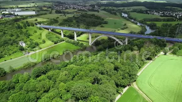 德国拉恩谷铁路桥的鸟瞰图视频的预览图