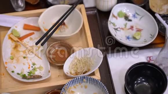 一家日本餐馆饭后空盘子和杯子零食物废物概念视频的预览图