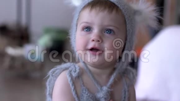 快乐的孩子穿着野兽套装耳朵啃着不集中的背景视频的预览图