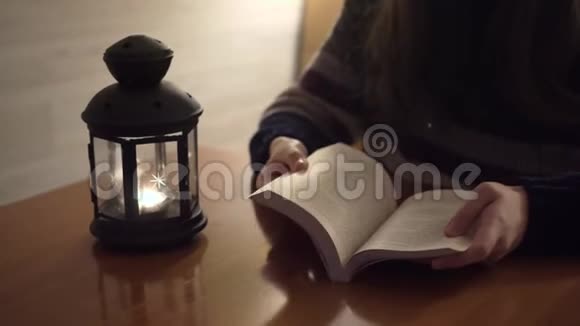 在图书馆看书翻阅的女孩视频的预览图