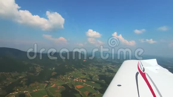 从小型飞机越野飞行中观看飞行员视频的预览图