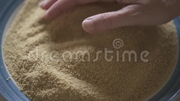 干壳小麦半麦慢动作闭合视频的预览图