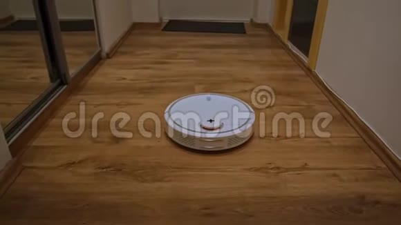 机器人吸尘器清洁走廊视频的预览图