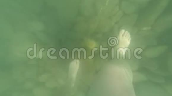 海洋行动相机的鹅卵石底部的POV腿夏季休假视频的预览图