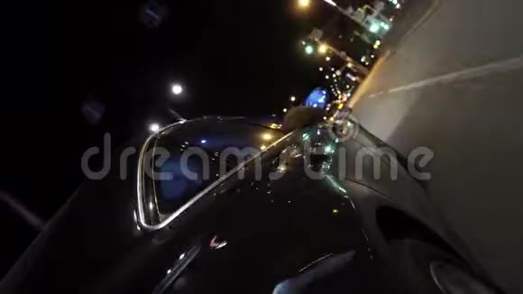快速黑色汽车在夜间行驶道路穿过城市从车轮上看时间推移录像现代交通工具视频的预览图