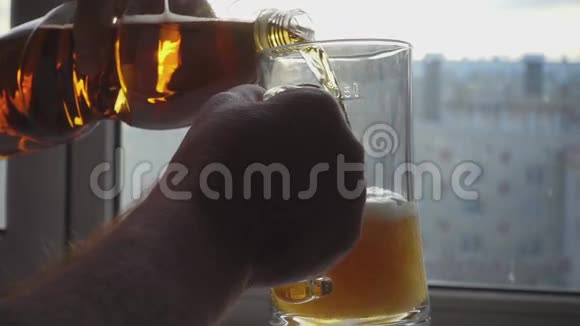 把啤酒倒入杯子里视频的预览图