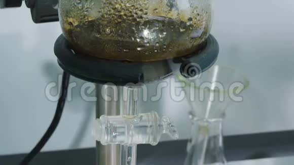 从倒入试管的原油中蒸馏出的浓缩石油视频的预览图