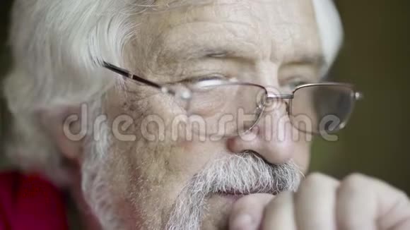 戴眼镜的白发老人视频的预览图