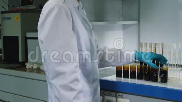 在工作场所用油过实验室辅助灌装管视频的预览图