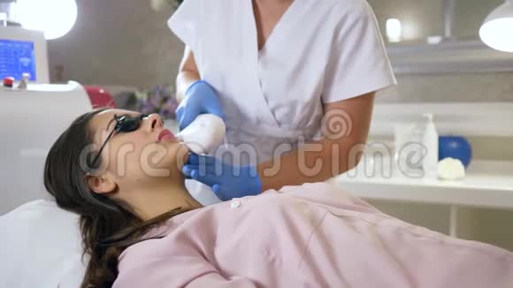 激光脱毛美容专家在美容院给病人女性做脱毛视频的预览图