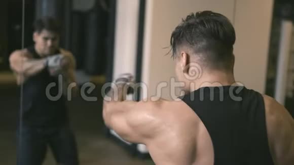 男拳击手在镜子前打拳视频的预览图