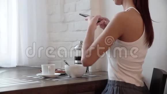食物照片女士在手机上拍摄早餐视频的预览图