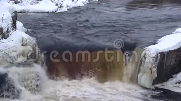 瀑布沃伊茨基帕顿二月天俄罗斯卡雷利亚视频的预览图