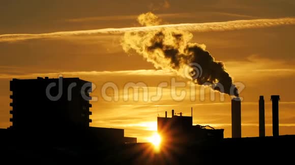 炼油厂的轮廓与烟囱烟雾对日落视频的预览图