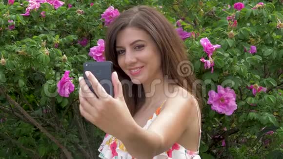 年轻的美女白人女人自私的花和微笑视频的预览图