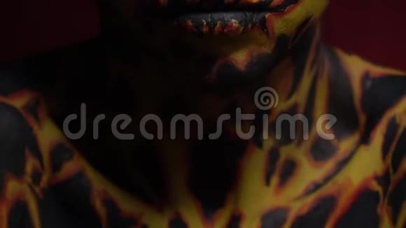 一只老虎对一个长得笔直的女孩的化妆视频的预览图