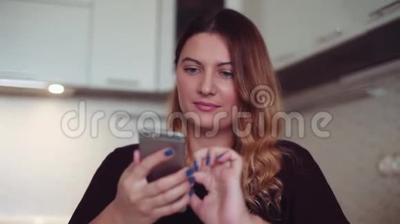 一个漂亮的年轻女孩在她的智能手机上拨一个电话号码用一个好的纳特罗尼打电话家风视频的预览图