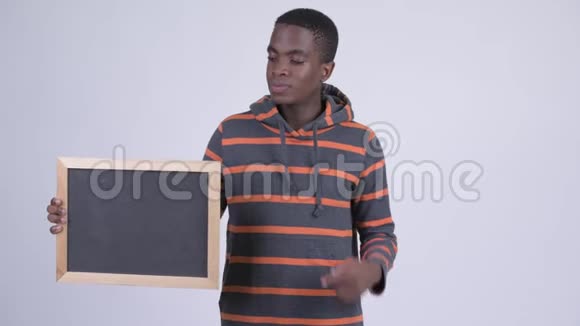 年轻快乐的非洲男人拿着黑板竖起大拇指视频的预览图