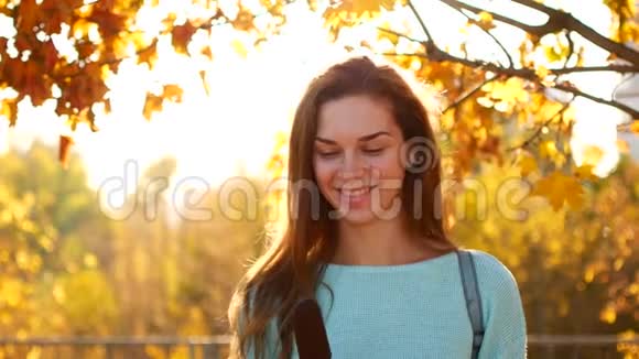 秋天公园吃冰激凌的女人视频的预览图