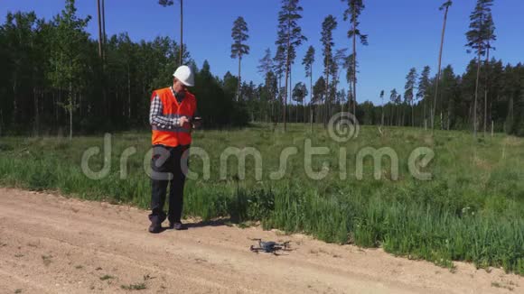 森林管理员在森林里起飞无人机视频的预览图