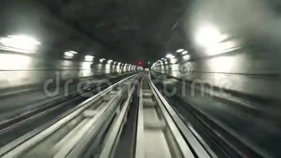 城市地铁隧道里的火车视频的预览图