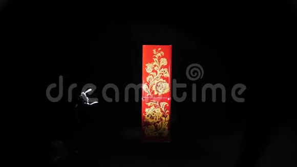 现代红色冰箱装饰金色霍克洛马图案视频的预览图