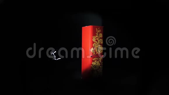围绕着明亮的金色霍克洛马图案的冷水机组运动视频的预览图