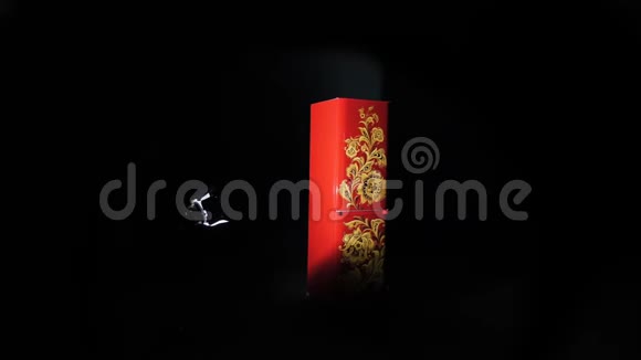 镜头显示红色冰箱装饰霍克洛马图案视频的预览图