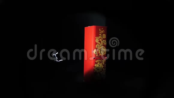 穿过红色冷水机组上面覆盖着金色的霍克洛马花视频的预览图