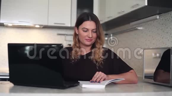 漂亮的年轻商务女性在电脑上工作带着日记高清高清视频的预览图