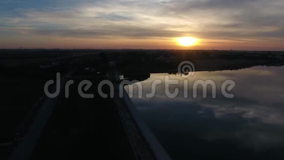 黄昏时俯瞰湖面视频的预览图
