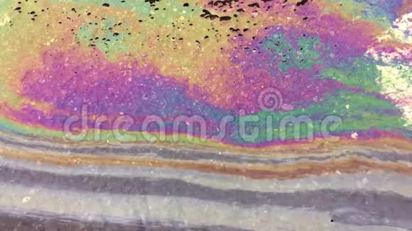 彩虹油在街上闪烁视频的预览图