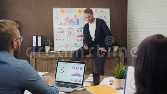 年轻的高管在白板上给同事做演讲视频的预览图