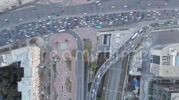 从上方俯瞰莫斯科公路交叉口汽车交通和许多汽车堵塞交通理念库图佐夫视频的预览图