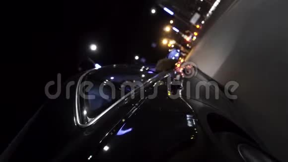 夜车行驶在傍晚时分从车轮上观赏夜生活理念录像关闭以便移动视频的预览图
