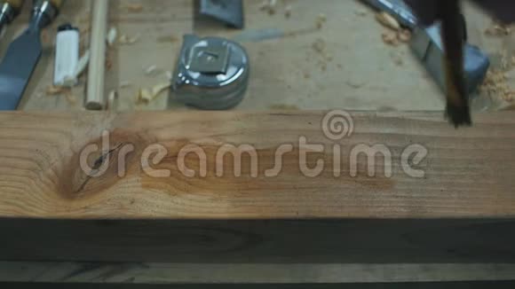 在木板上用刷子擦拭胶水视频的预览图