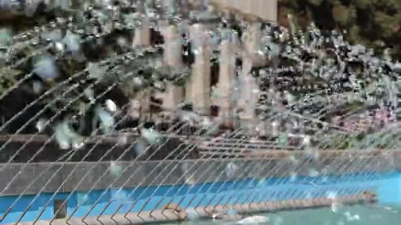 城市喷泉的溅水视频的预览图