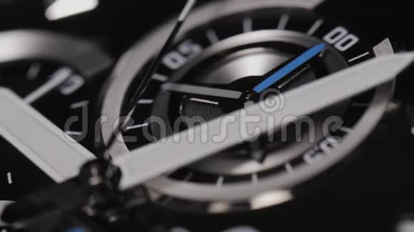 一只手传球的手表时钟面架聚焦现代男人用秒针手表4k视频的预览图