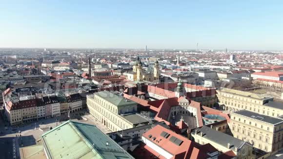 德国慕尼黑4k的街道和建筑空中镜头视频的预览图