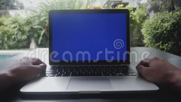 第一人称肖像在办公室外的笔记本电脑工作的人蓝色屏幕色度键POV视频的预览图