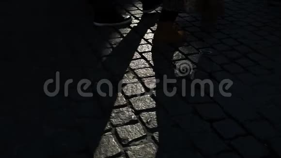 人脚行人走视频的预览图