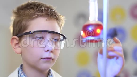 可爱的小科学家在实验室里探索红色液体视频的预览图